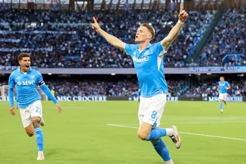 نابولي يطالب بـ50 مليون يورو.. هل يعود مكتوميناي إلى مانشستر يونايتد؟